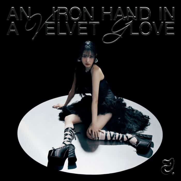 [Дебют] Джини (экс-NMIXX) с альбомом "An Iron Hand In A Velvet Glove": вышел клип "C'mon (Feat. Aminé)"