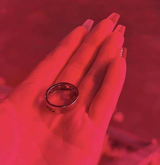 Фанатка нашла и вернула Хисыну из ENHYPEN кольцо, которое он потерял на концерте