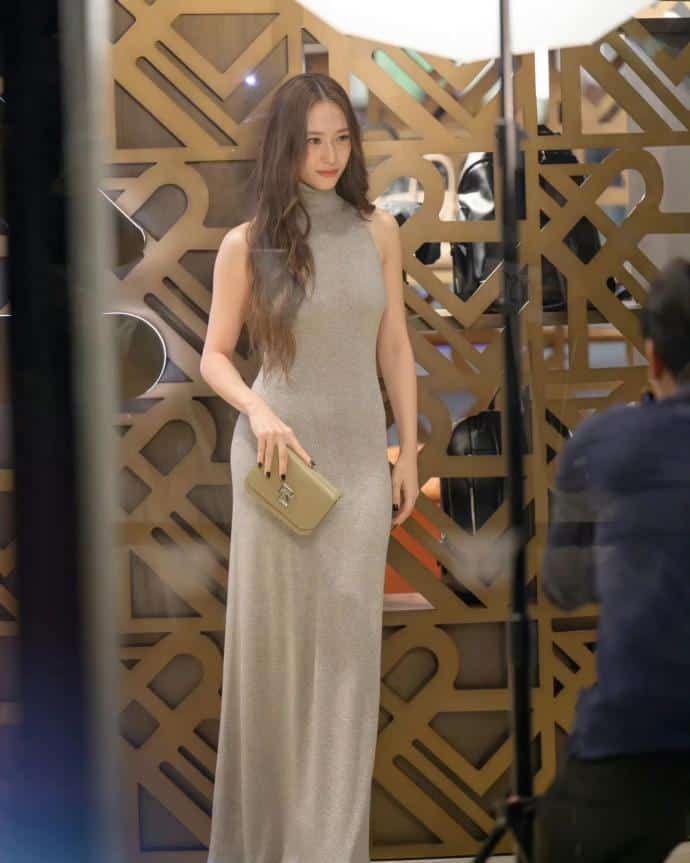 Элегантная Кристал появилась на мероприятии Ralph Lauren в Сингапуре