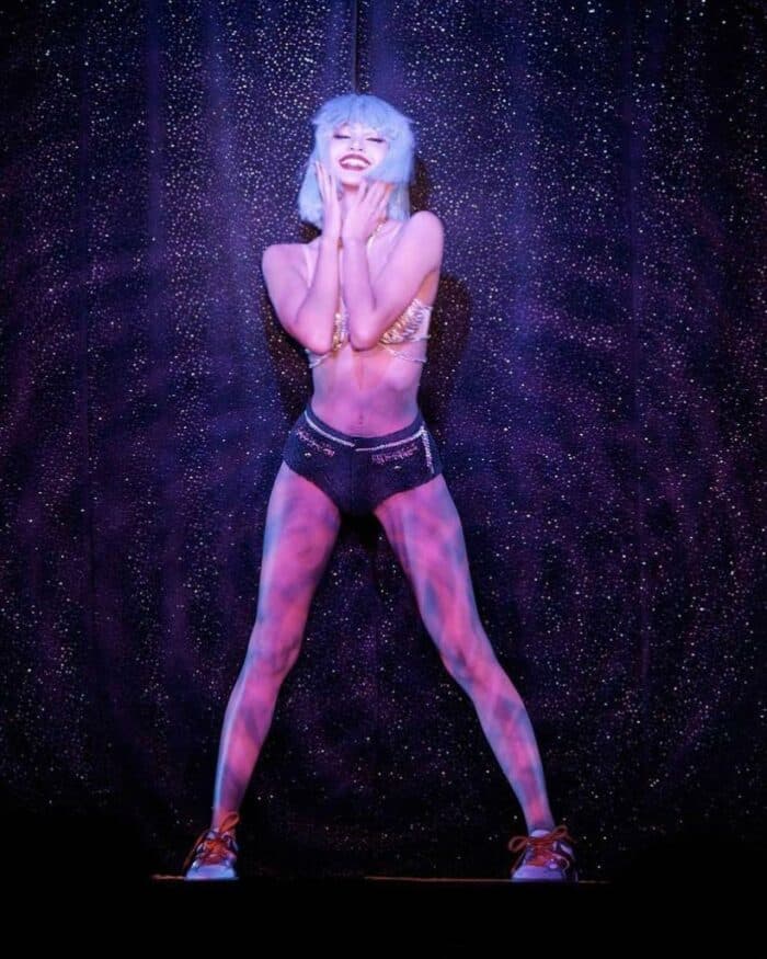 Лиса из BLACKPINK опубликовала фото в сексуальных нарядах для «Crazy Horse»  
