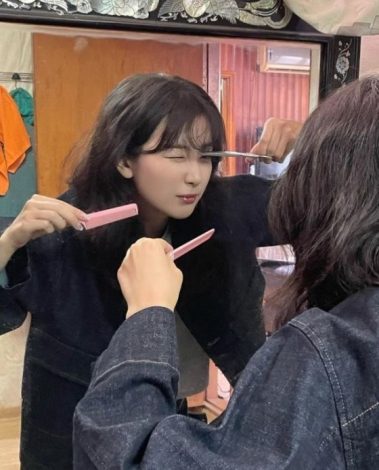 Сыльги из Red Velvet поделилась фото в модном образе с неряшливой стрижкой