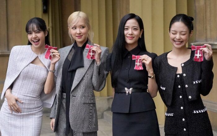 Корейские нетизены гордятся тем, что BLACKPINK стали почетными членами Ордена Британской Империи