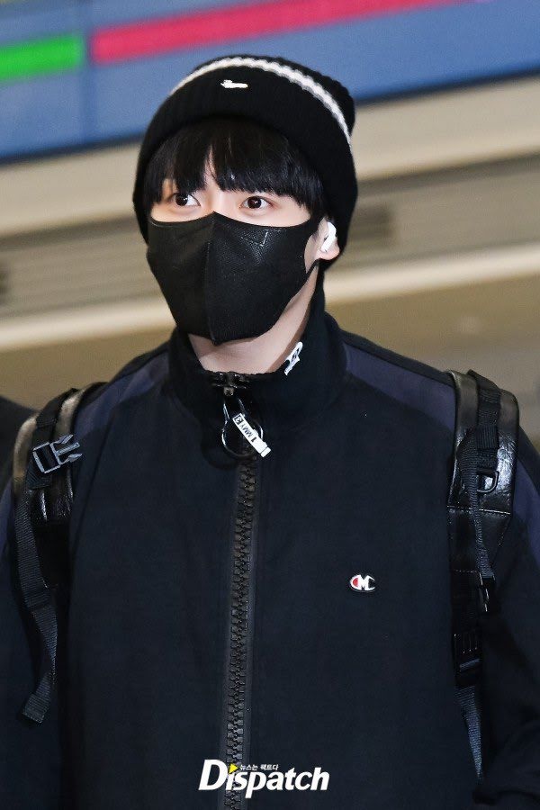 Чонгук из BTS появился в аэропорту с новой прической, вызвав умиление у фанатов
