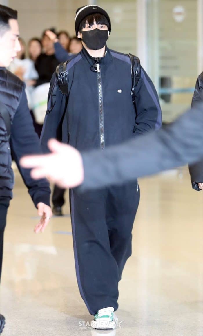 Чонгук из BTS появился в аэропорту с новой прической, вызвав умиление у фанатов
