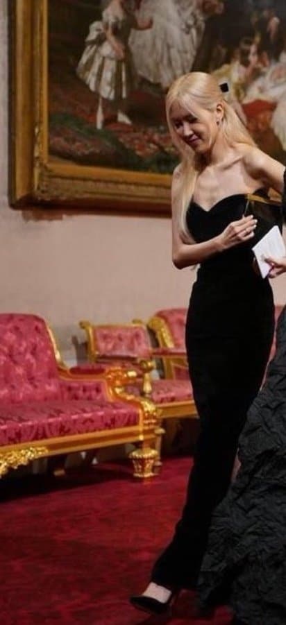 В платьях каких брендов BLACKPINK появились в Букингемском Дворце?