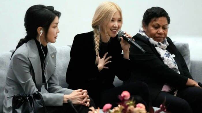 Розэ из BLACKPINK выступила на саммите Азиатско-Тихоокеанского экономического сотрудничества, который посетила вместе с первой леди Южной Кореи