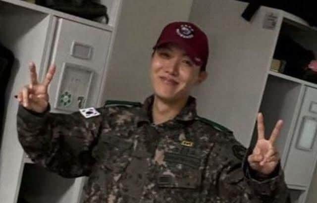 ARMY растроганы новым фото Джей-Хоупа из BTS в армии