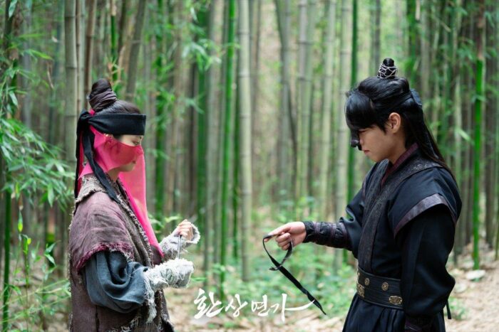 Пак Джихун романтично обнимает Хон Йе Джи в предстоящей исторической дораме