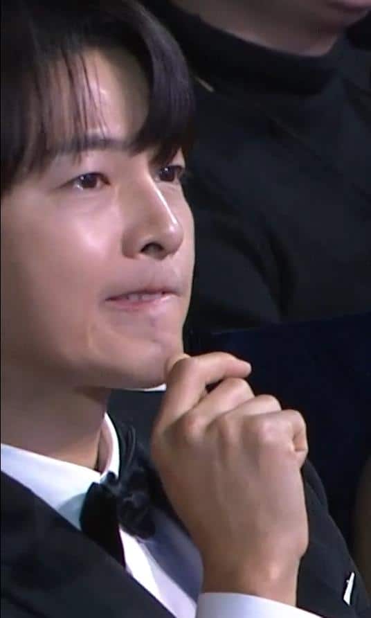 Знаменитости выглядели изумлёнными и растерянными, наблюдая за выступлением Пак Джин Ёна на церемонии Blue Dragon Film Awards