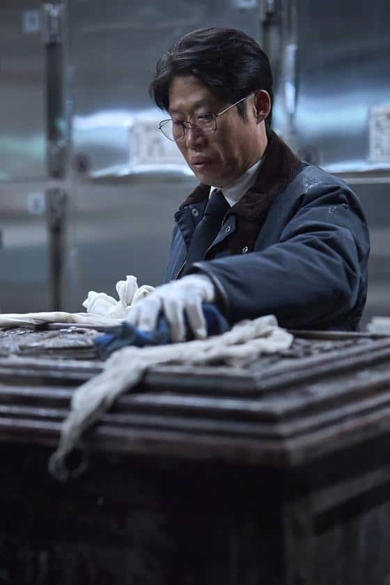 Премьера мистического фильма Ким Го Ын и Ли До Хёна «Раскопанная могила» состоится в новом году