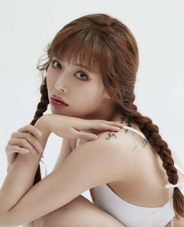 Корейские нетизены отреагировали на горячие фото Хёны для профиля в новом агентстве AT AREA