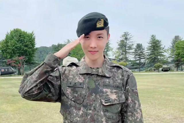 Фанаты узнали Джей-Хоупа из BTS на новой фотографии из армии