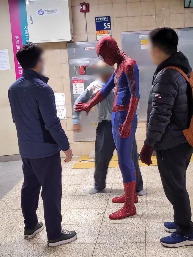 Человек-паук пришёл на помощь в Сеульском метро!