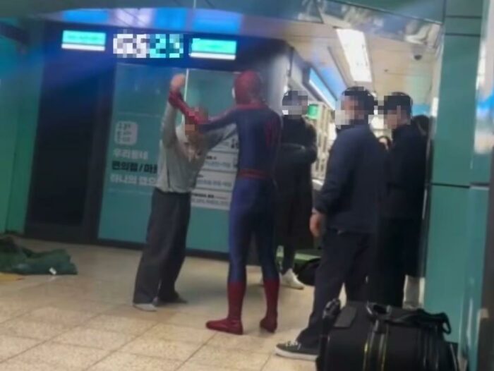 Человек-паук пришёл на помощь в Сеульском метро!