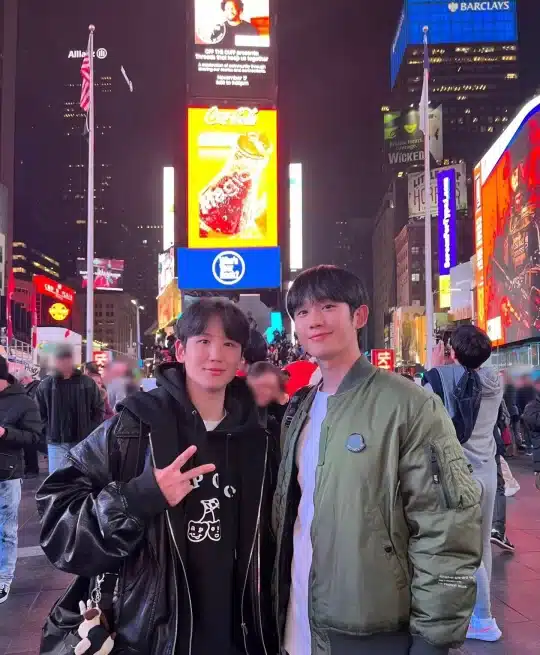 Чон Хэ Ин и его младший брат привлекли внимание своей красотой и одинаковыми улыбками на фото из Нью-Йорка