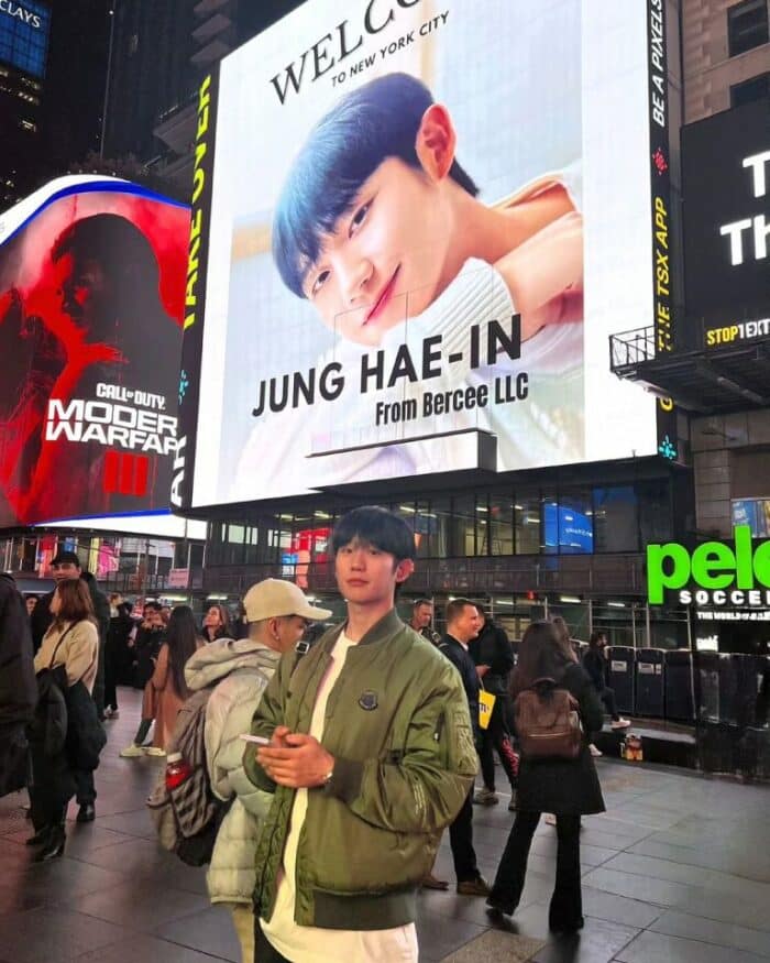Чон Хэ Ин и его младший брат привлекли внимание своей красотой и одинаковыми улыбками на фото из Нью-Йорка