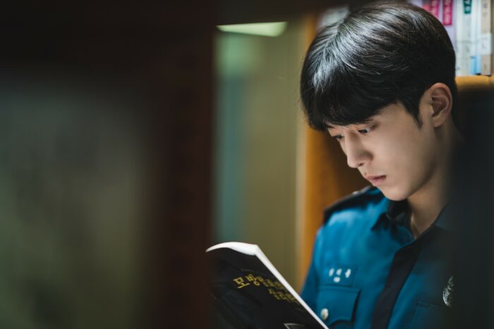 Нам Джу Хёк - прилежный студент полицейской академии на новых кадрах дорамы "Линчеватель"