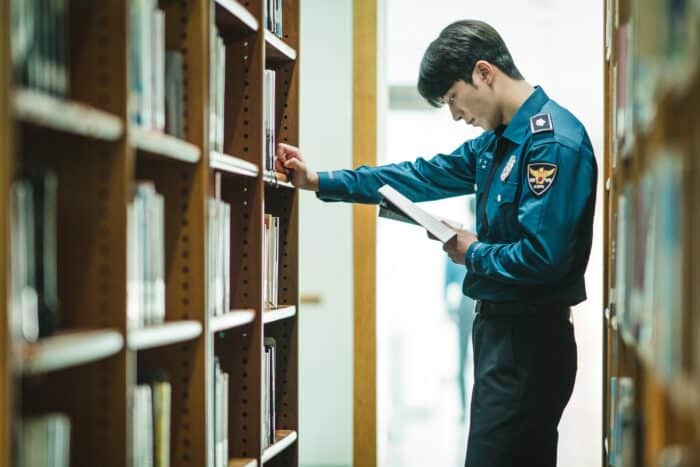 Нам Джу Хёк - прилежный студент полицейской академии на новых кадрах дорамы "Линчеватель"