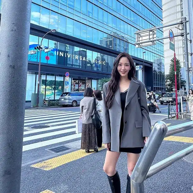 Пак Мин Ён опубликовала новые фото в соцсетях в честь 17-летия дебюта