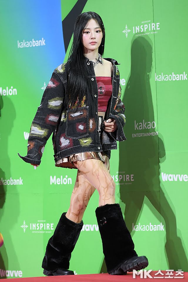 Пользователи сети критикуют стилистов NewJeans из-за «непонятных» нарядов на Melon Music Awards 2023