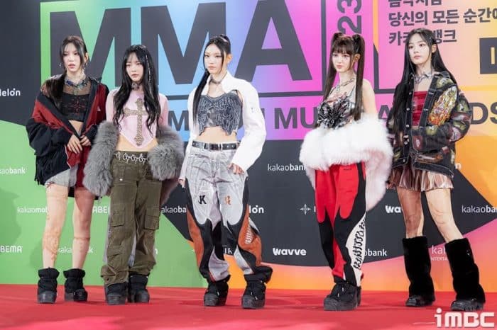Пользователи сети критикуют стилистов NewJeans из-за «непонятных» нарядов на Melon Music Awards 2023
