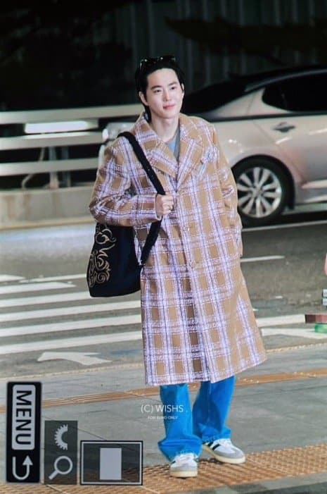 Сухо из EXO привлек внимание своим вижуалом и интригующим «меняющимся» пальто