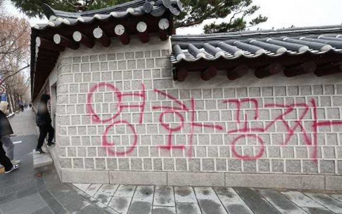 Двое подростков испортили стены дворца Кёнбоккун, получив за это 100 000 корейских вон + возможно родители вандалов заплатят за восстановительные работы