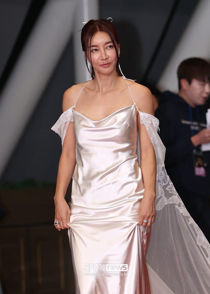 Образ Джин Со Ён для красной дорожки KBS Entertainment Awards был вдохновлен концепцией NewJeans «Y2K»