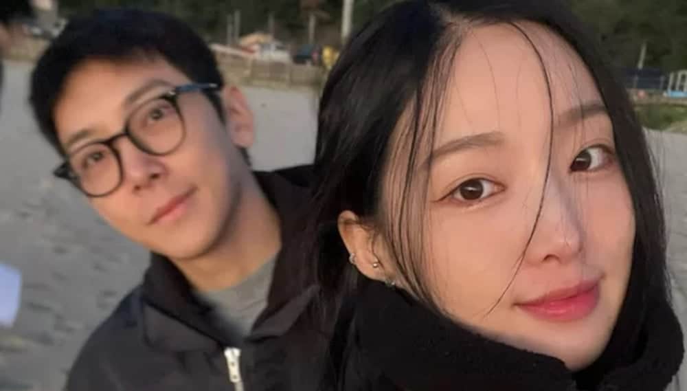 Сэбом из женской группы 4-го поколения Nature и певец Пак Хён Джун (RUE) подтвердили свои отношения
