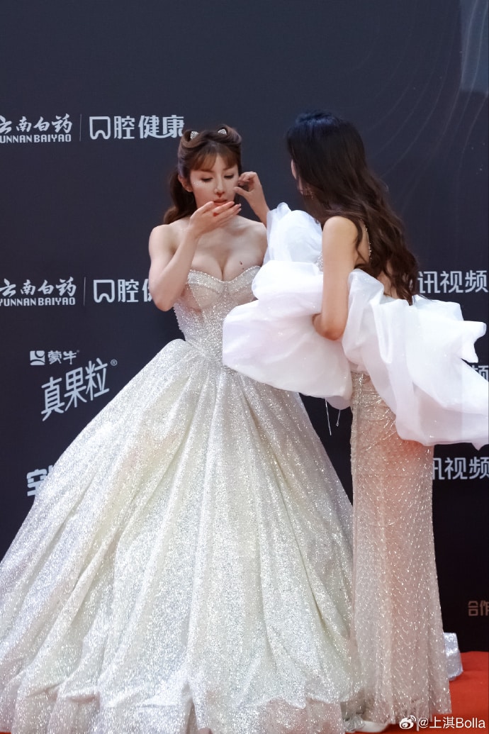 У актрисы Шан Ци пошла из носа кровь во время выхода на красную дорожку Tencent Video Star Awards