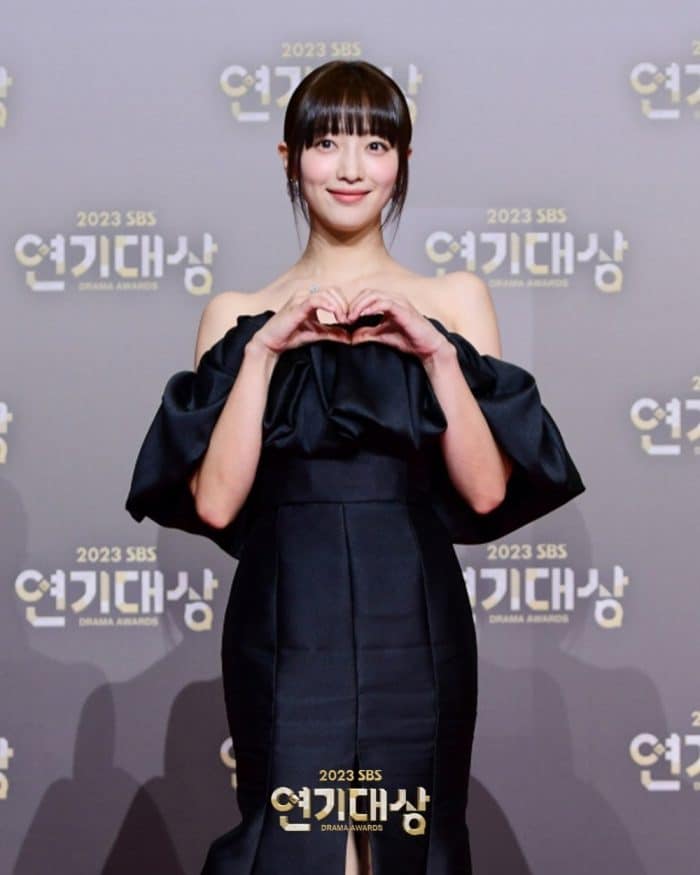 Нетизены заступаются за Ли Сон Гён после критики в ее адрес за то, что она пришла в белом платье на "2023 SBS Drama Awards"