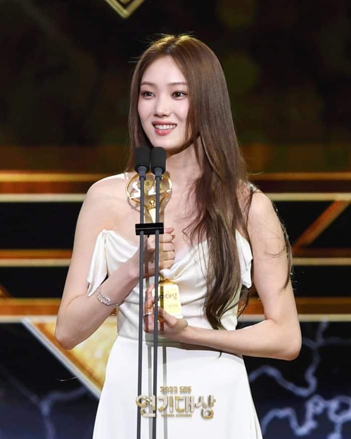 Нетизены заступаются за Ли Сон Гён после критики в ее адрес за то, что она пришла в белом платье на "2023 SBS Drama Awards"