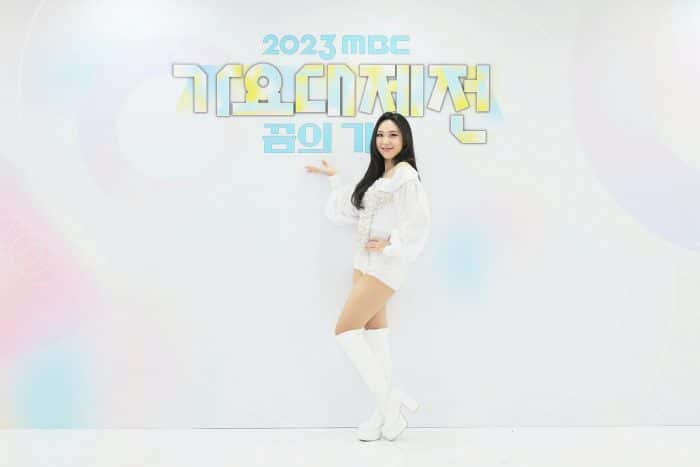 Артисты позируют на фотостене "MBC Music Festival 2023"