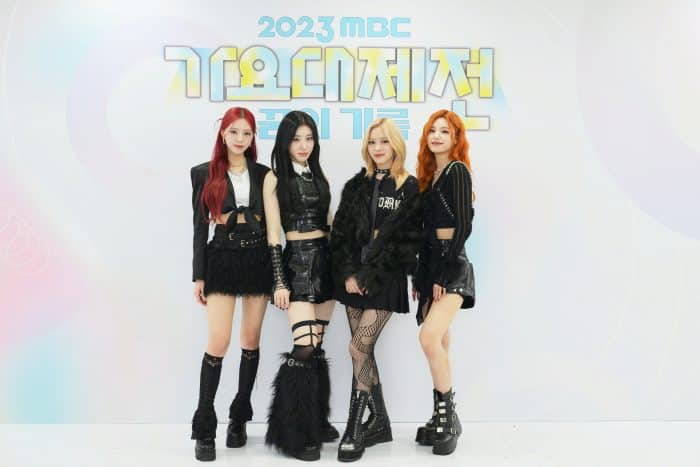 Артисты позируют на фотостене "MBC Music Festival 2023"
