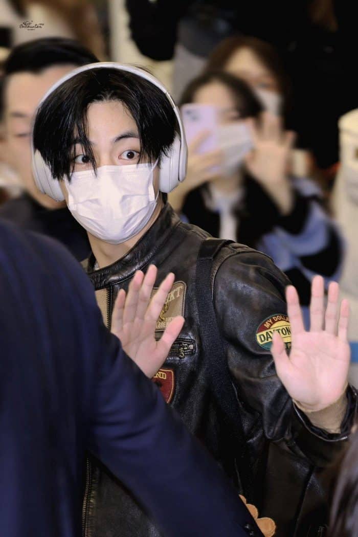 Ви из BTS вернулся в Корею: айдол продемонстрировал крутой образ, появившись в аэропорту в байкерской куртке