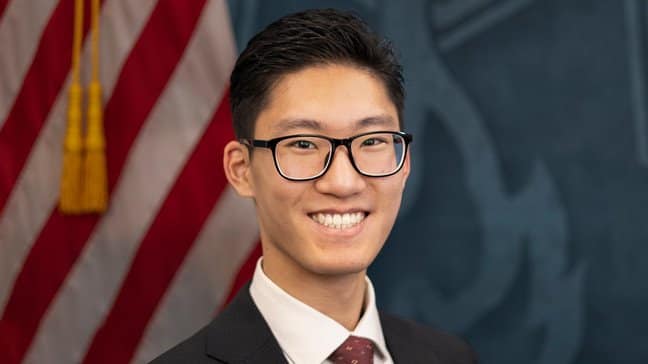 17-летний американец корейского происхождения стал самым молодым человеком, сдавшим экзамен на адвоката в Калифорнии