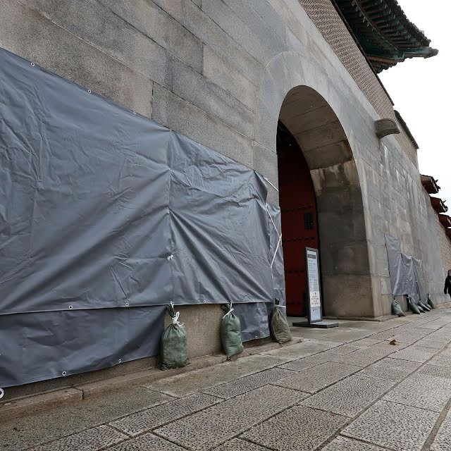 Внешние стены дворца Кёнбоккун, который является объектом культурного наследия в Корее, подверглись вандализму