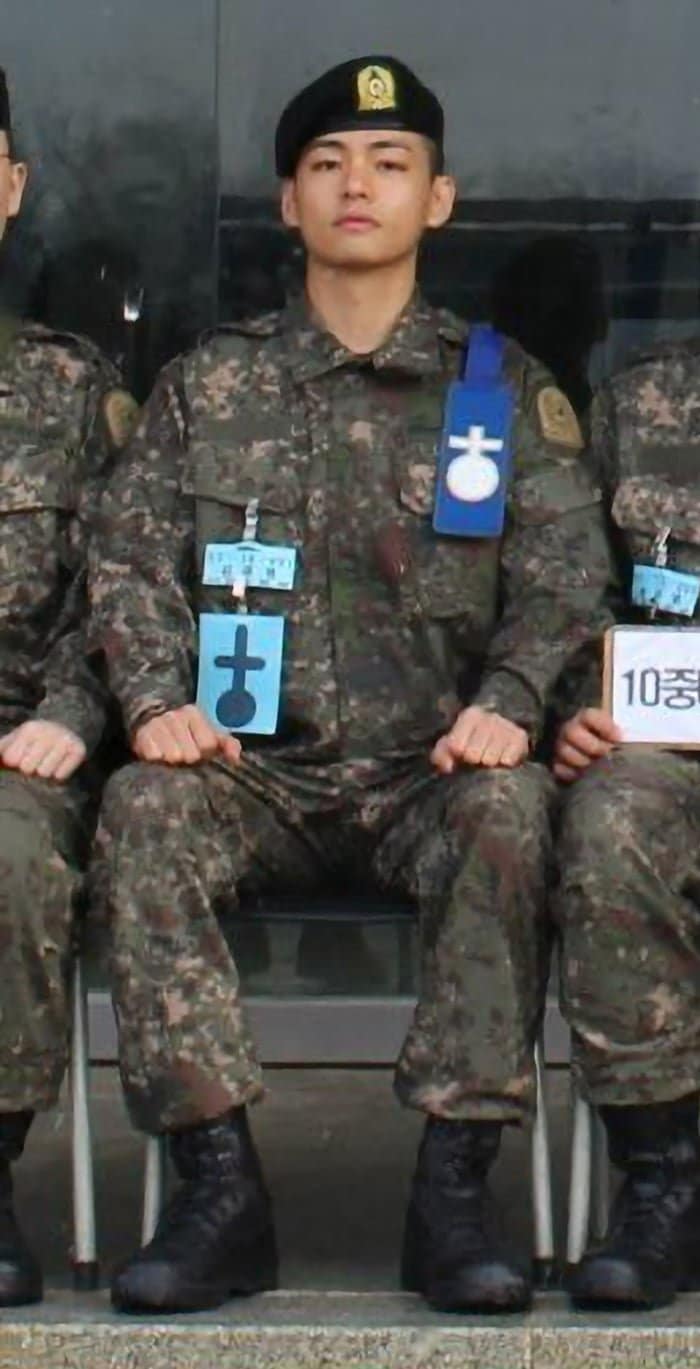 Новые фотографии RM и Ви из BTS из армии