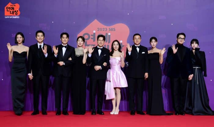 Звезды на красной дорожке церемонии награждения «SBS Entertainment Awards 2023»