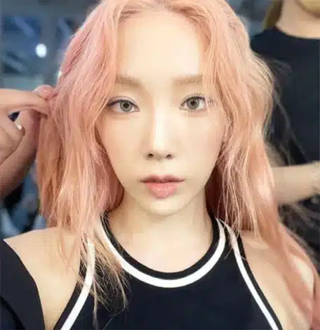K-Pop айдолы, которые красили волосы в цвет «персиковый пух» ещё до того, как он стал цветом 2024 года