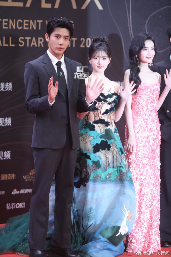 Знаменитости на красной дорожке Tencent Video Star Awards