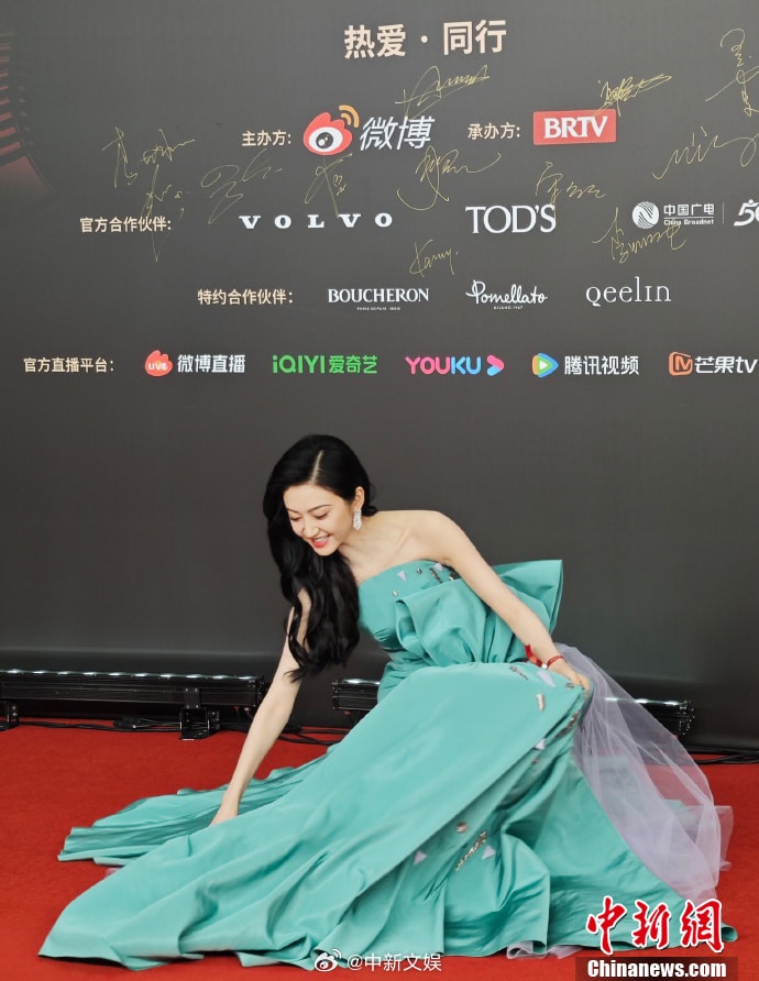 Китайские звёзды на красной дорожке Weibo TV & Internet Video Summit 2023