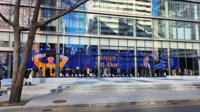Выставка Джина из BTS была названа самым успешным офлайн-мероприятием, организованным фанатами
