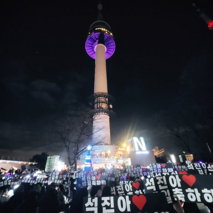 Джин из BTS стал первой знаменитостью, кого поздравили с днём рождения на Башне Намсан в Сеуле