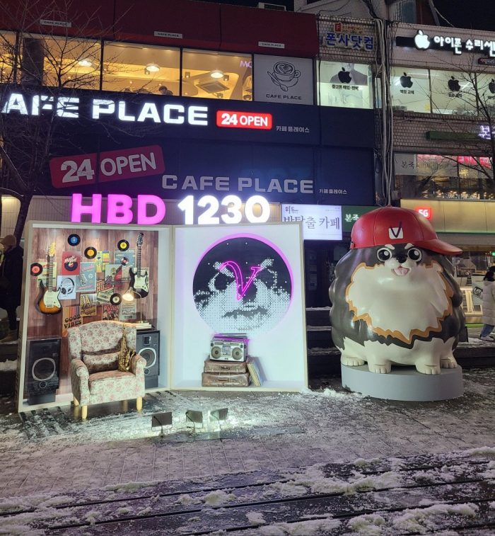В честь дня рождения Ви из BTS фанаты создали зону «Layover» с большой фигурой Ёнтана