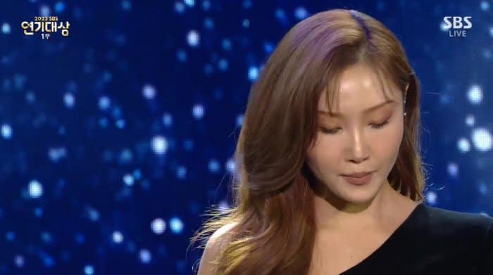 Хваса изменила запланированное выступление на SBS Drama Awards 2023 и исполнила «LMM», чтобы почтить память актёра Ли Сон Гюна