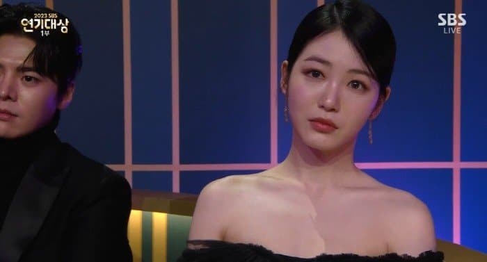 Хваса изменила запланированное выступление на SBS Drama Awards 2023 и исполнила «LMM», чтобы почтить память актёра Ли Сон Гюна