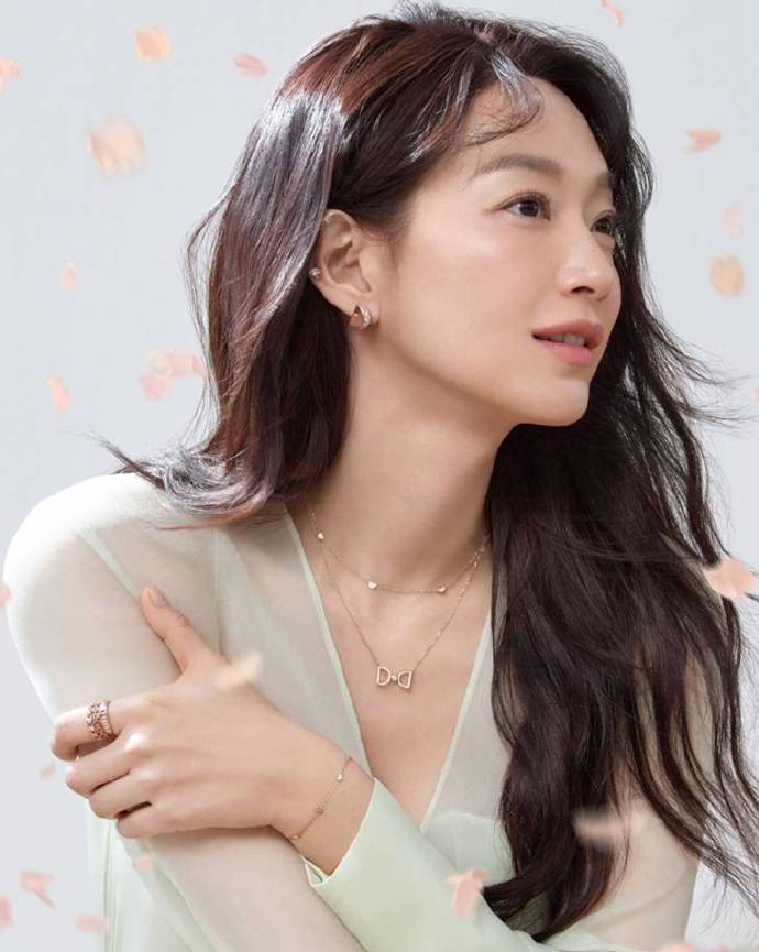 Прекрасная Шин Мин А в фотосессии для французского ювелирного бренда