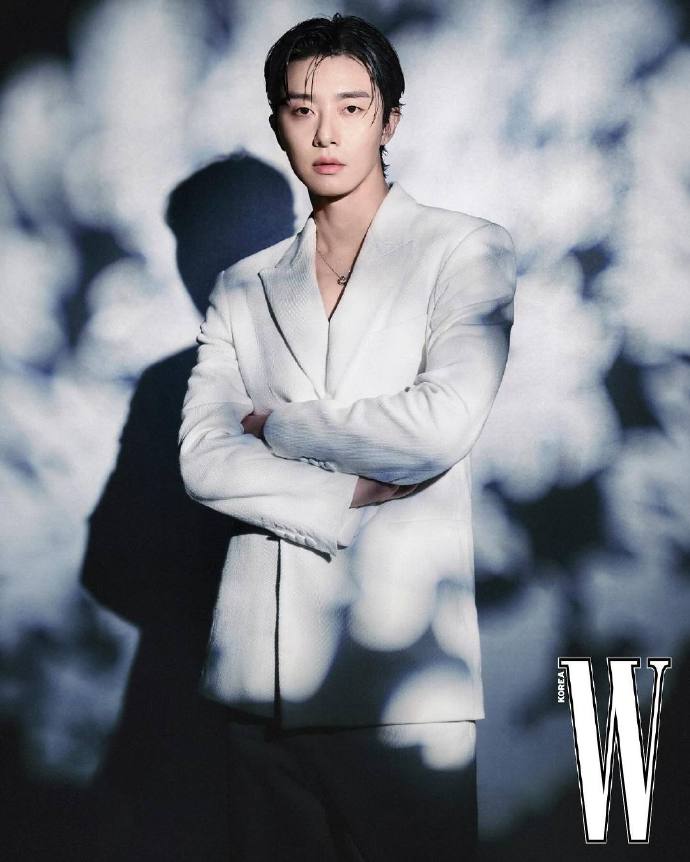 Пак Со Джун в фотосессии для Chanel Beauty в февральском выпуске журнала W Korea