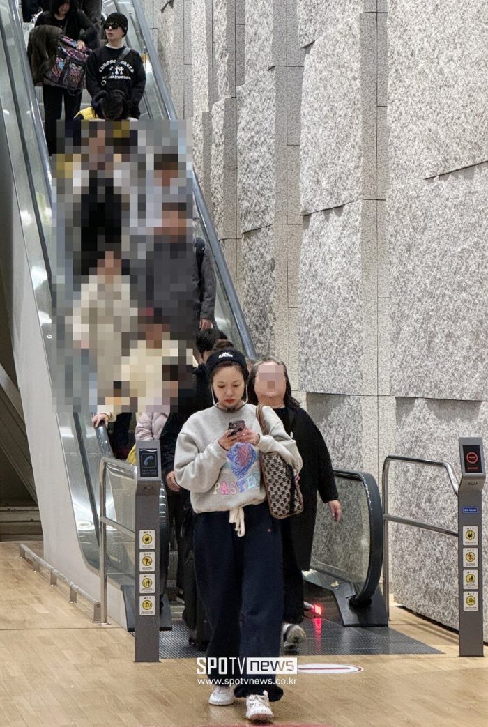 Эксклюзивные фото из аэропорта подтверждают, что Хёна и Чунхён встречались в ноябре 2023 года